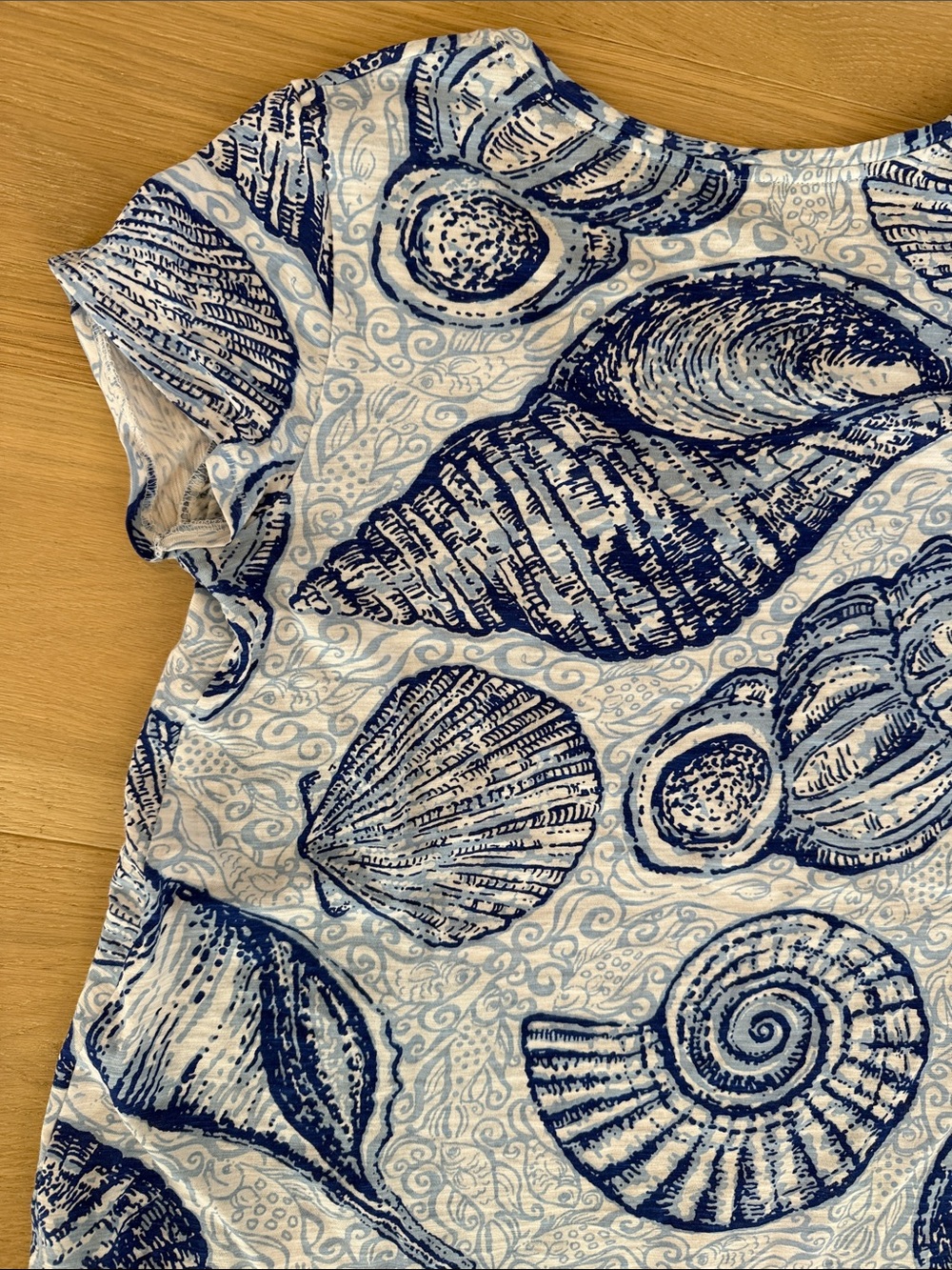 Lilly Pulitzer Short Sleeve V-Neck Blue & White Seashell Pattern Women’s Tee xs - Picture 10 of 12